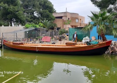 Paseos en barca por La Albufera de Valencia - barca amarrada, paseos en barca Cipri